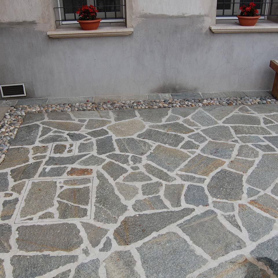 Pavimenti in pietra per esterni cortile in Luserna