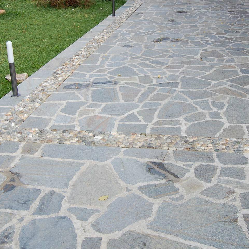 Pavimenti in pietra per esterni cortile in Luserna