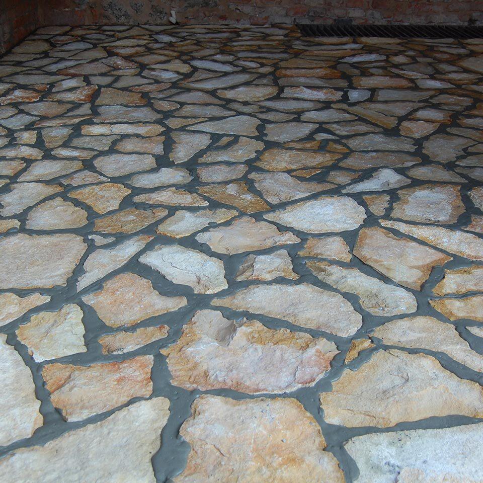 Pavimenti in pietra per esterni villa privata