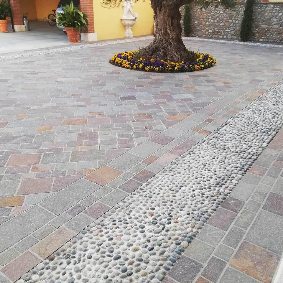 Pavimenti in pietra per esterni cortile in Porfido