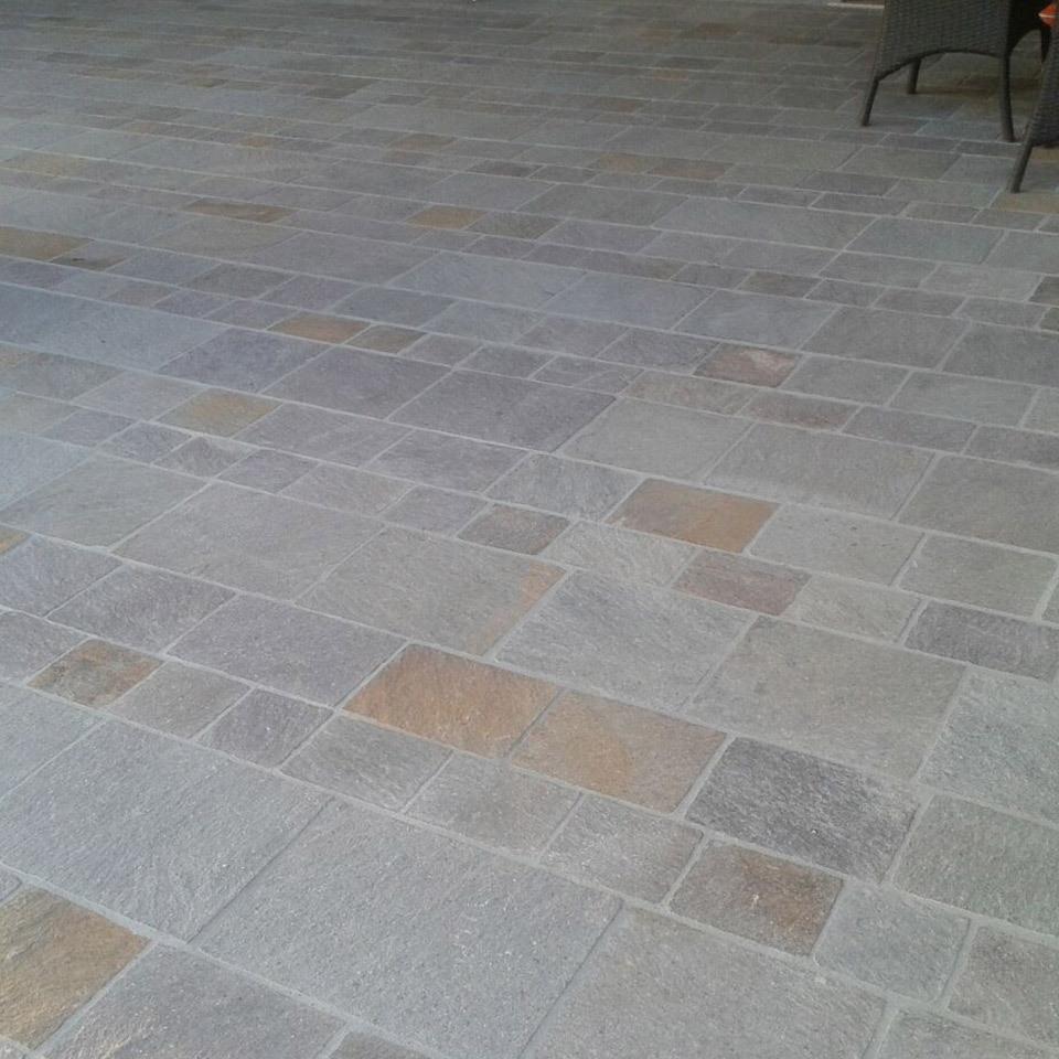 Pavimenti in pietra per esterni cortile in Porfido