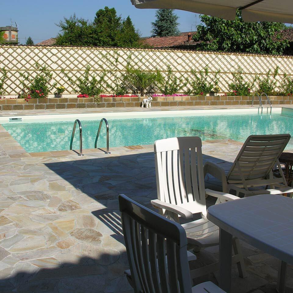 Pavimenti in pietra per esterni villa privata