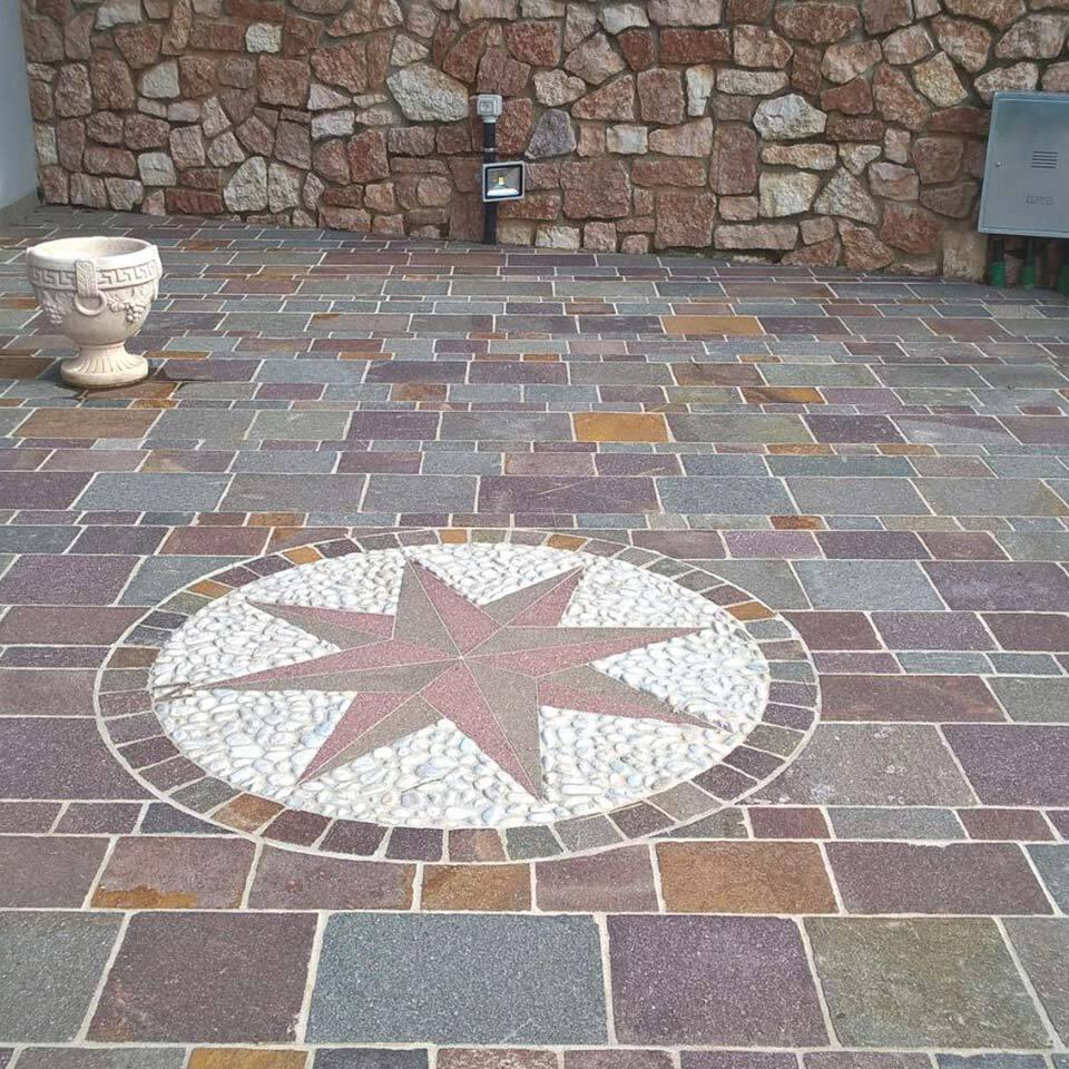 Pavimenti in pietra per esterni ingresso abitazione privata