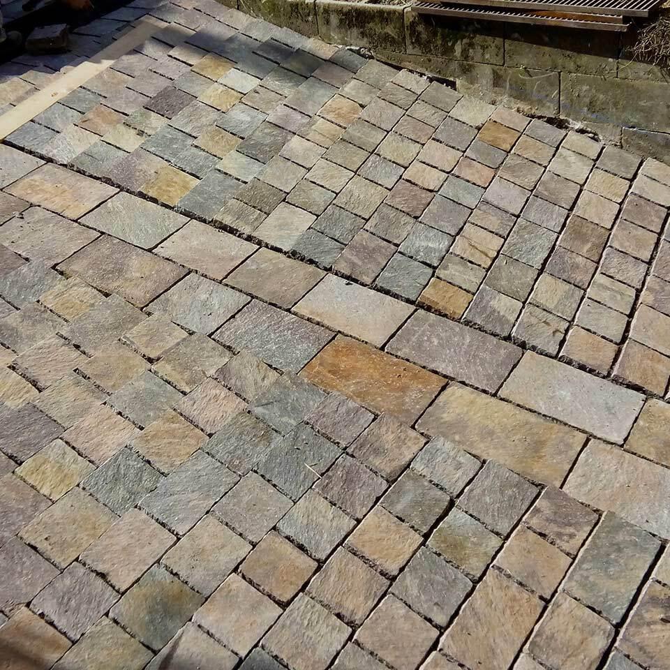 Pavimenti in pietra per esterni discesa abitazione privata
