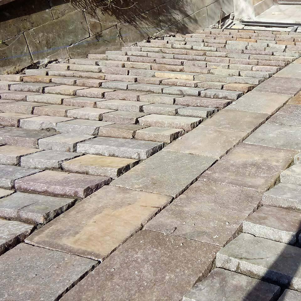 Pavimenti in pietra per esterni discesa abitazione privata