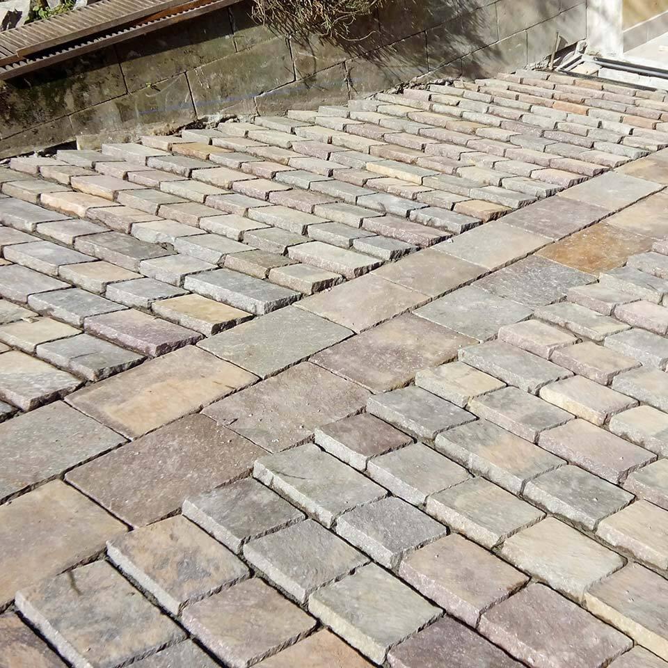 Pavimenti in pietra per esterni discesa abitazione privata