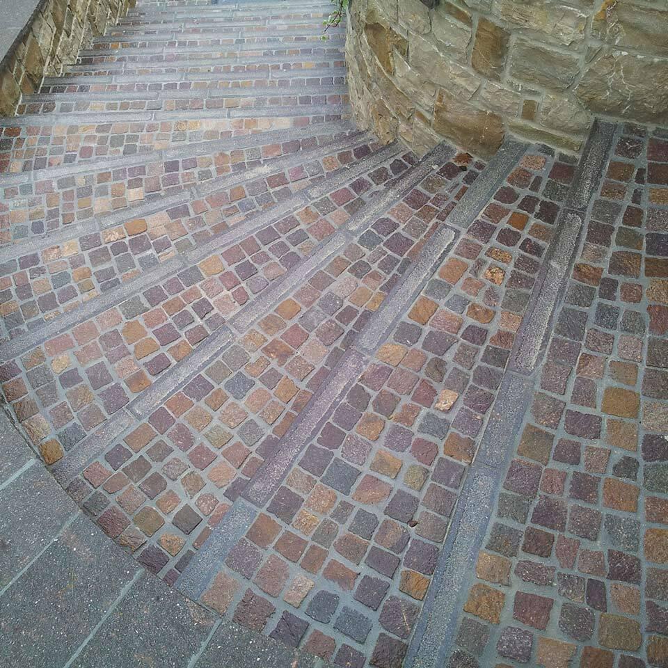 Pavimenti in pietra per esterni scalinata privata