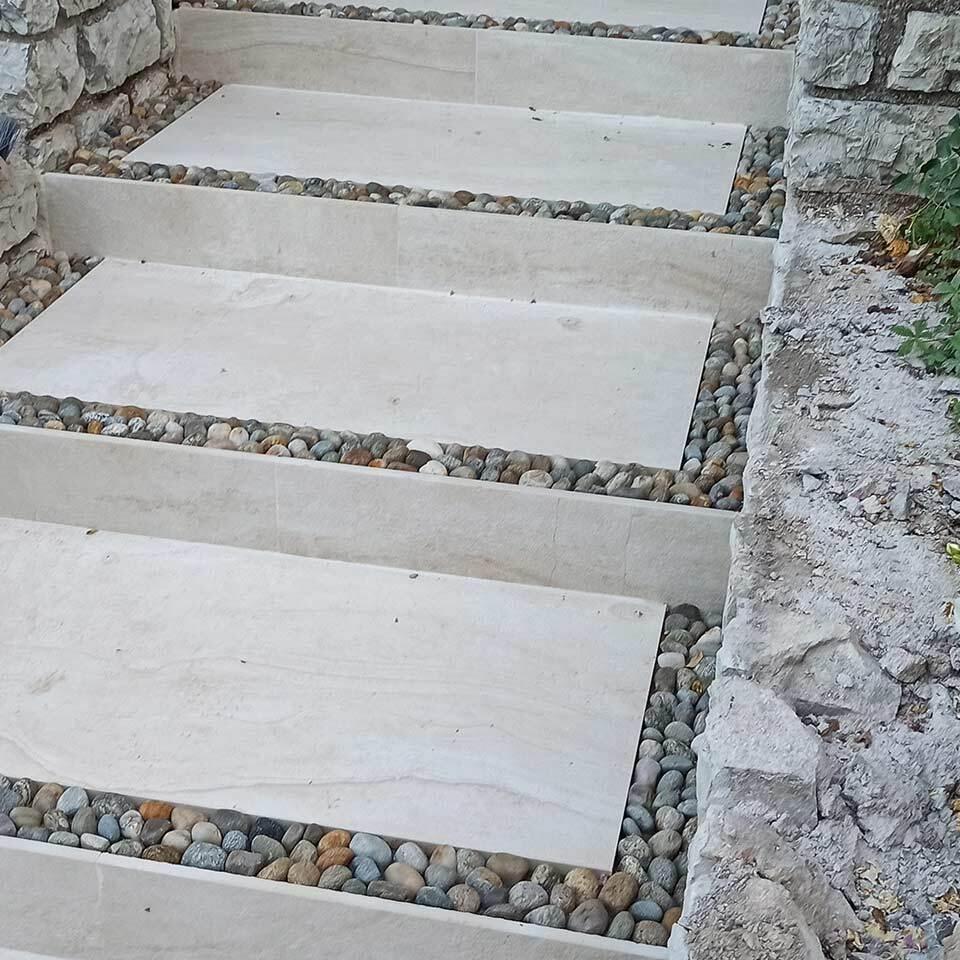 Pavimenti in pietra per esterni viale villa privata