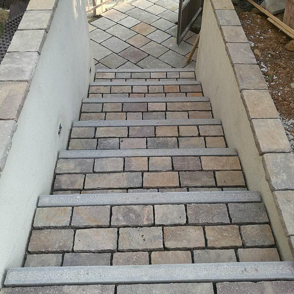 Pavimenti in pietra per esterni scalinata abitazione privata