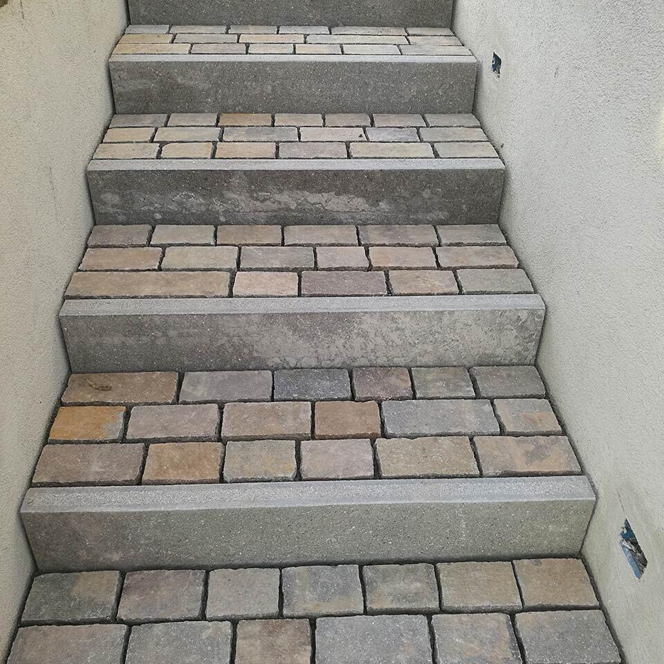 Pavimenti in pietra per esterni scalinata abitazione privata