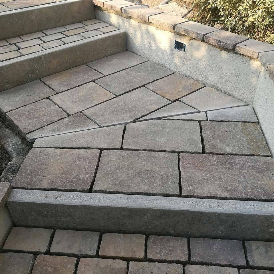 Pavimenti in pietra per esterni scalinata abitazione privata