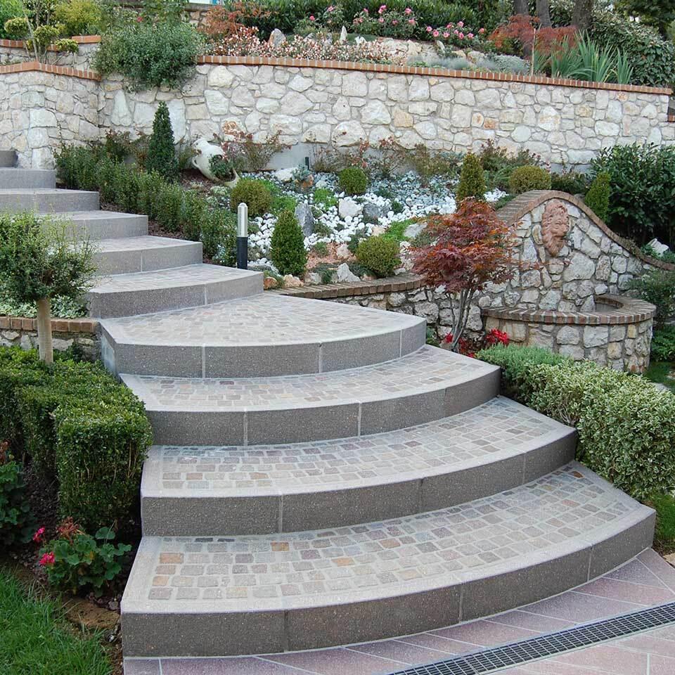 Pavimenti in pietra per esterni scalinata villa privata