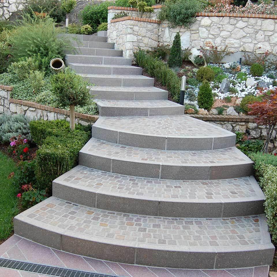 Pavimenti in pietra per esterni scalinata in Porfido
