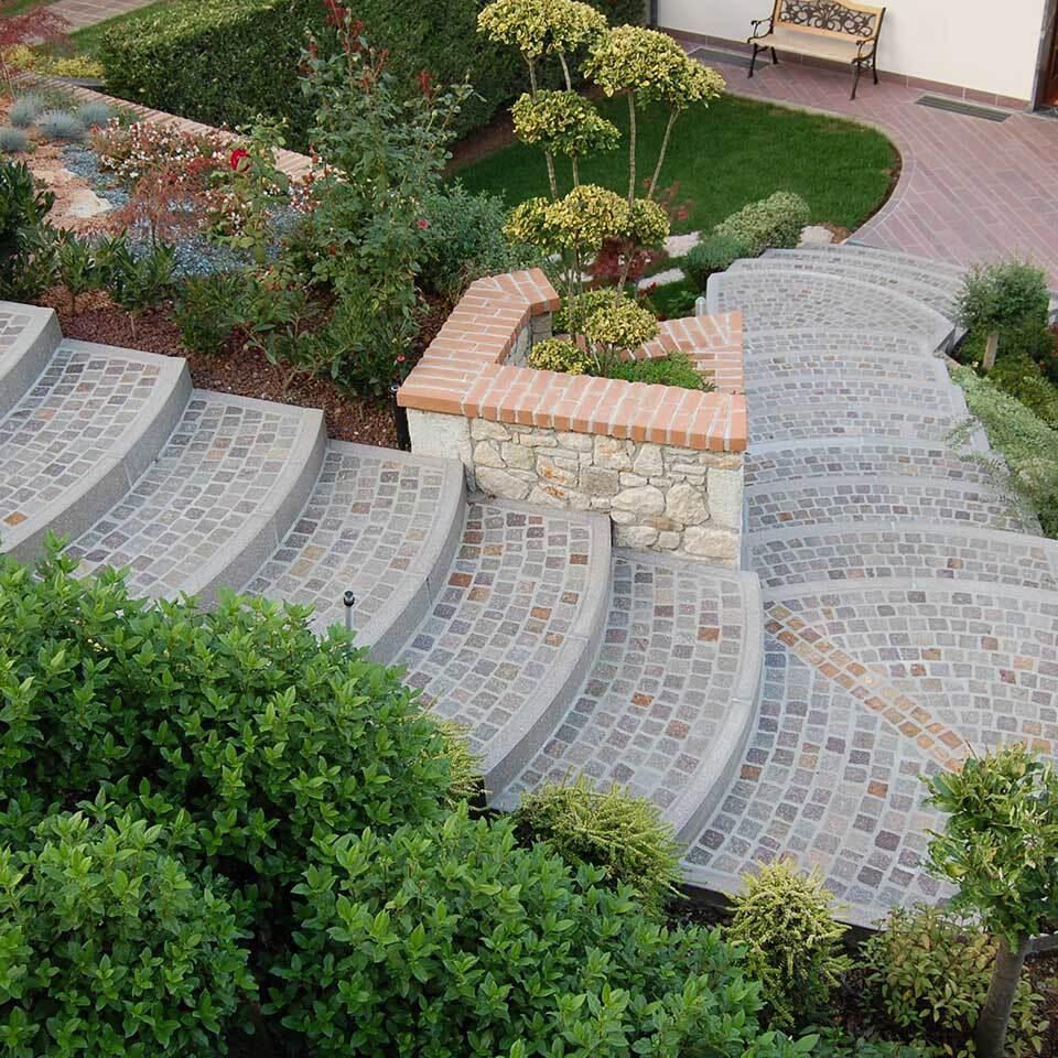 Pavimenti in pietra per esterni scalinata villa privata