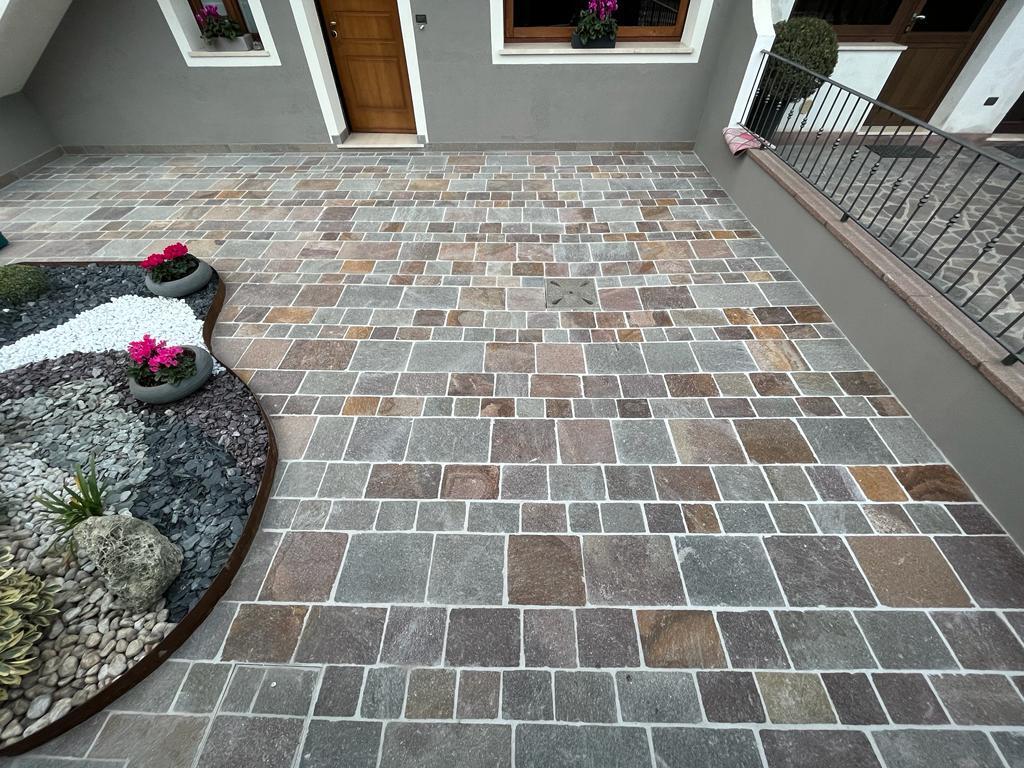 Pavimenti in pietra per esterni cortile in Porfido