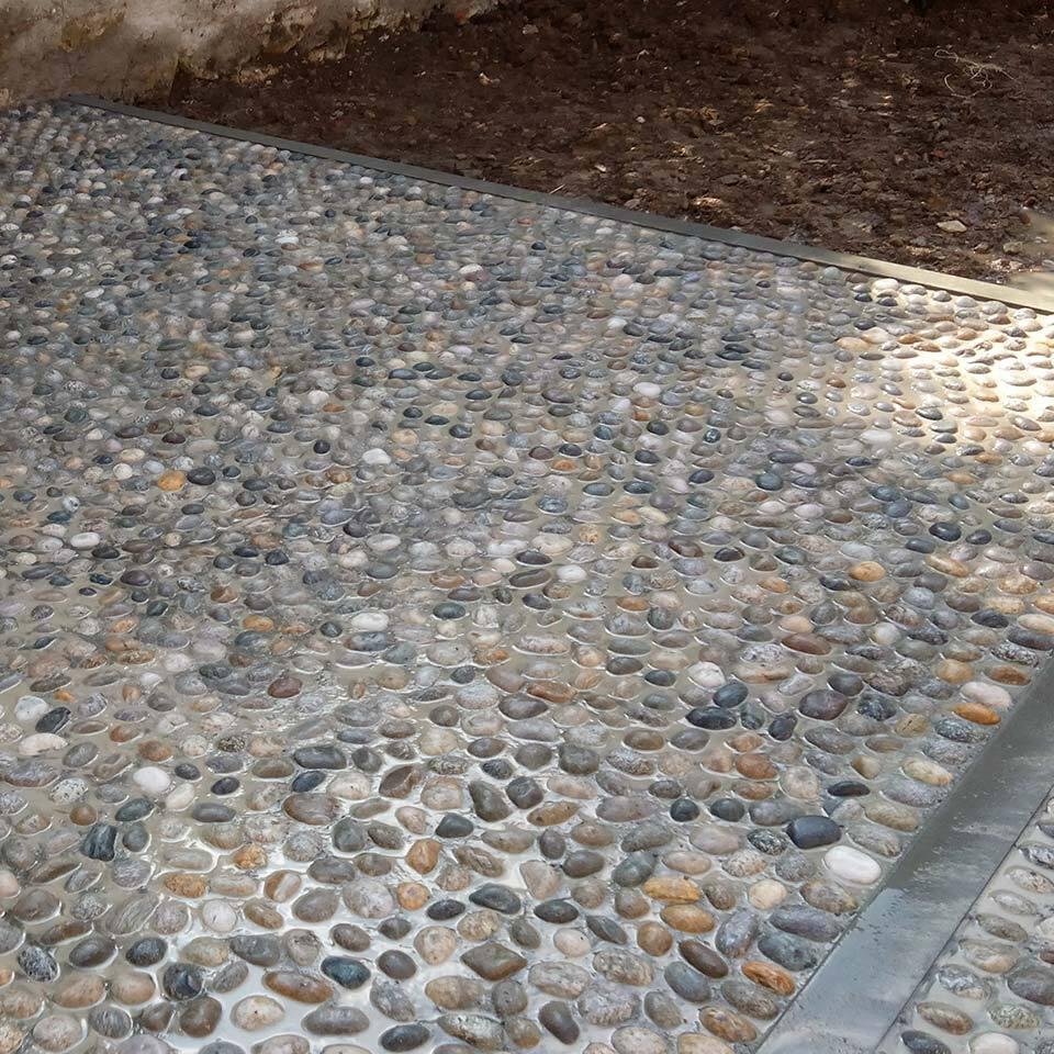 Pavimenti in pietra per esterni con acciottolato