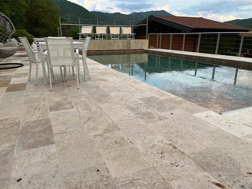 Pavimenti in pietra per esterni piscina in Travertino