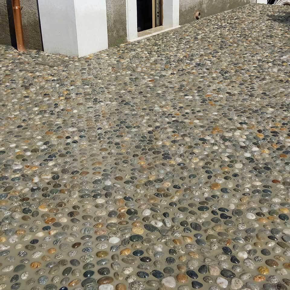 Pavimenti in pietra per esterni con acciottolato