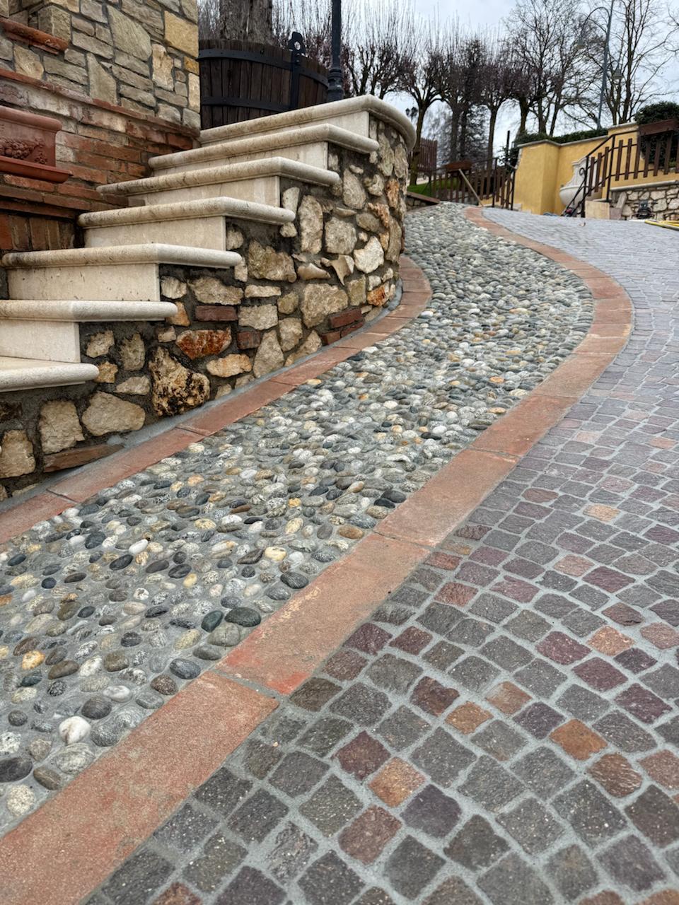 Pavimenti in pietra per esterni in Porfido