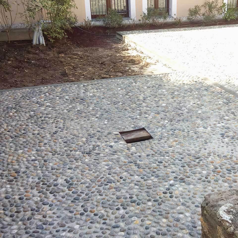 Pavimenti in pietra per esterni con acciottolato