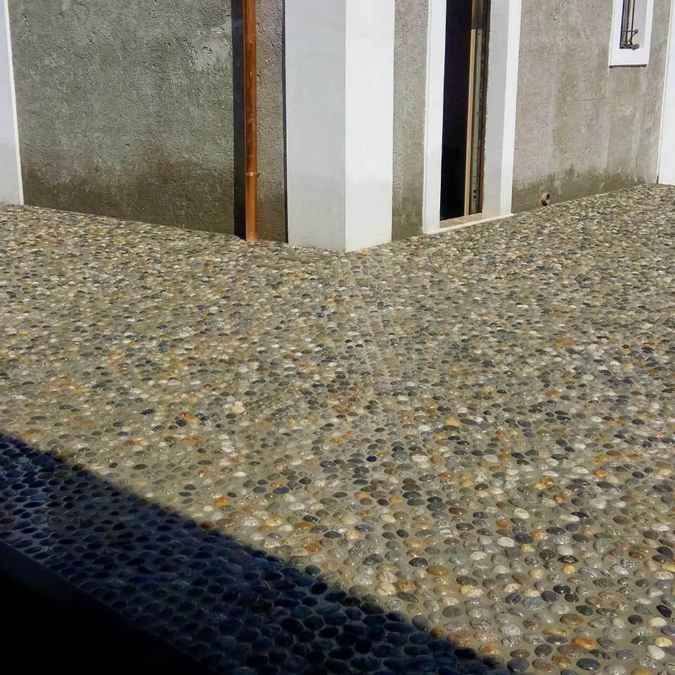 Pavimenti in pietra per esterni con acciottolato